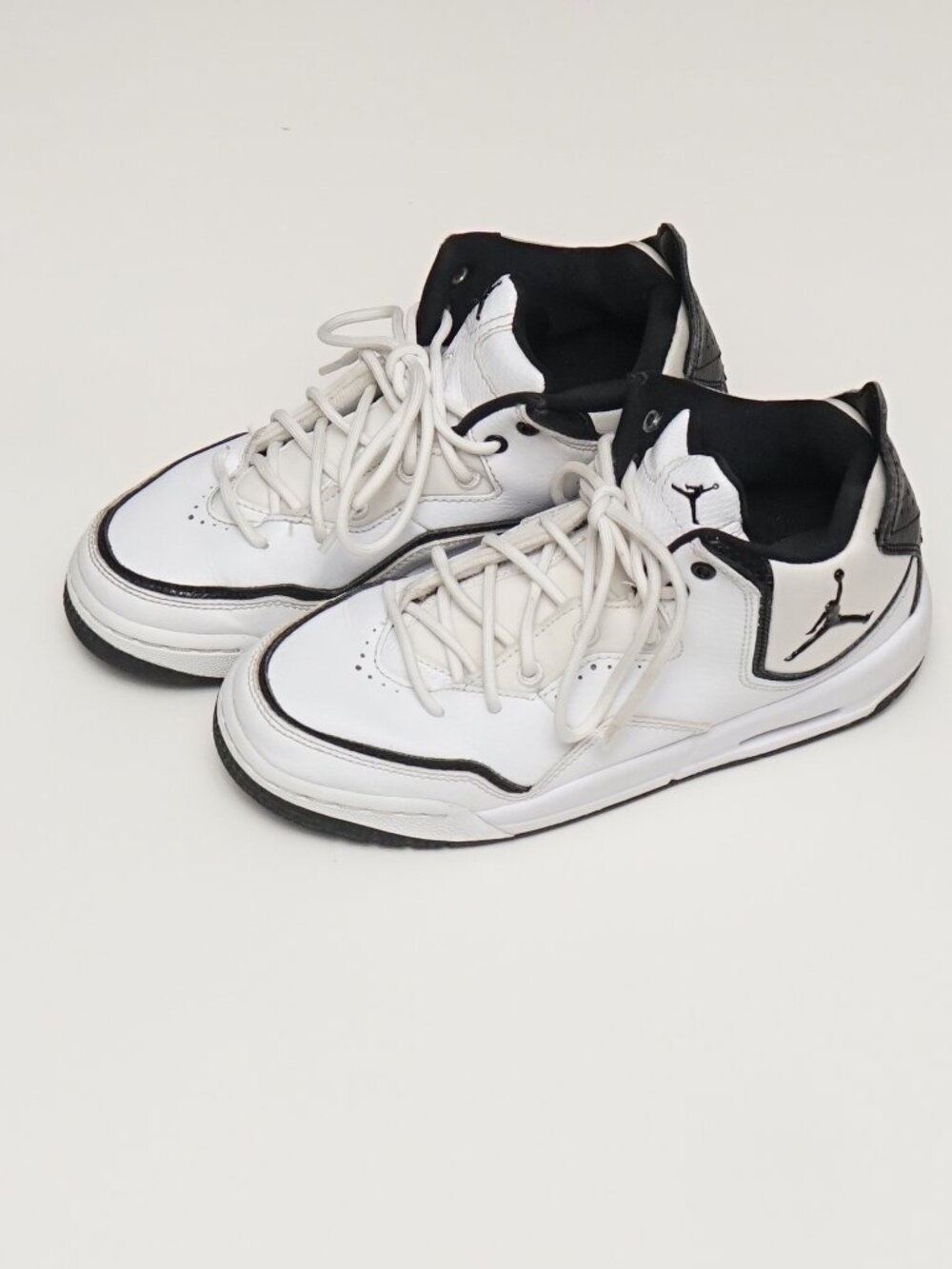 Air Jordan Jordan Courtside 23 'White Black' size 4Y